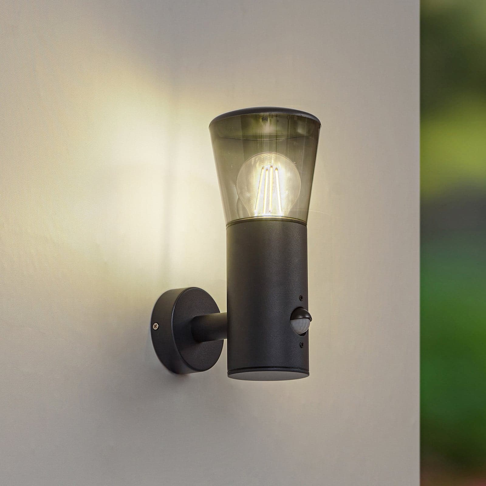 Heulo Außenwandlampe, Ø 10,5 cm, rauchgrau, Sensor - Lindby - Modern - Aluminium - Einflammig